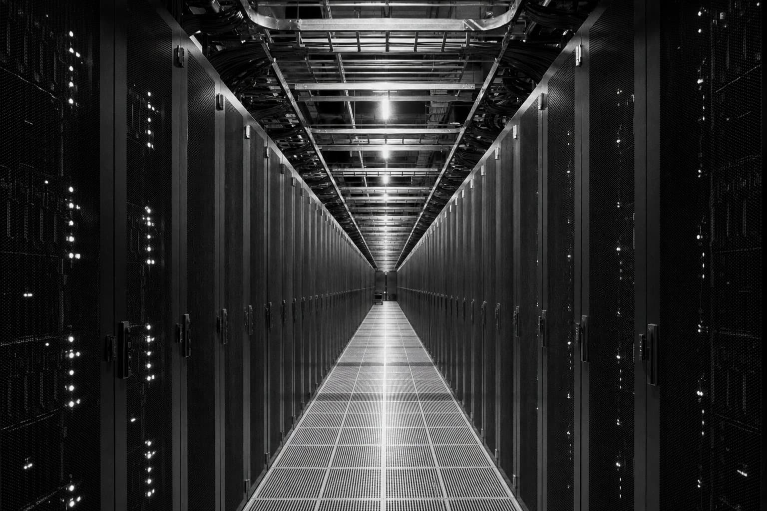 Hodnik data centra između serverskih ormara